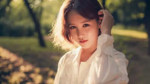 男子脱鞋躺满整排座位